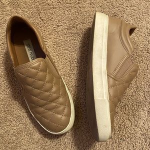 Steve Madden women slip ons (size 7)